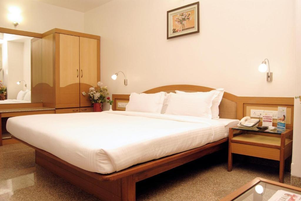 The Ambience Hotel Pune Quarto foto